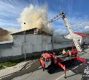 Склады полыхают на Крайней в Южно-Сахалинске