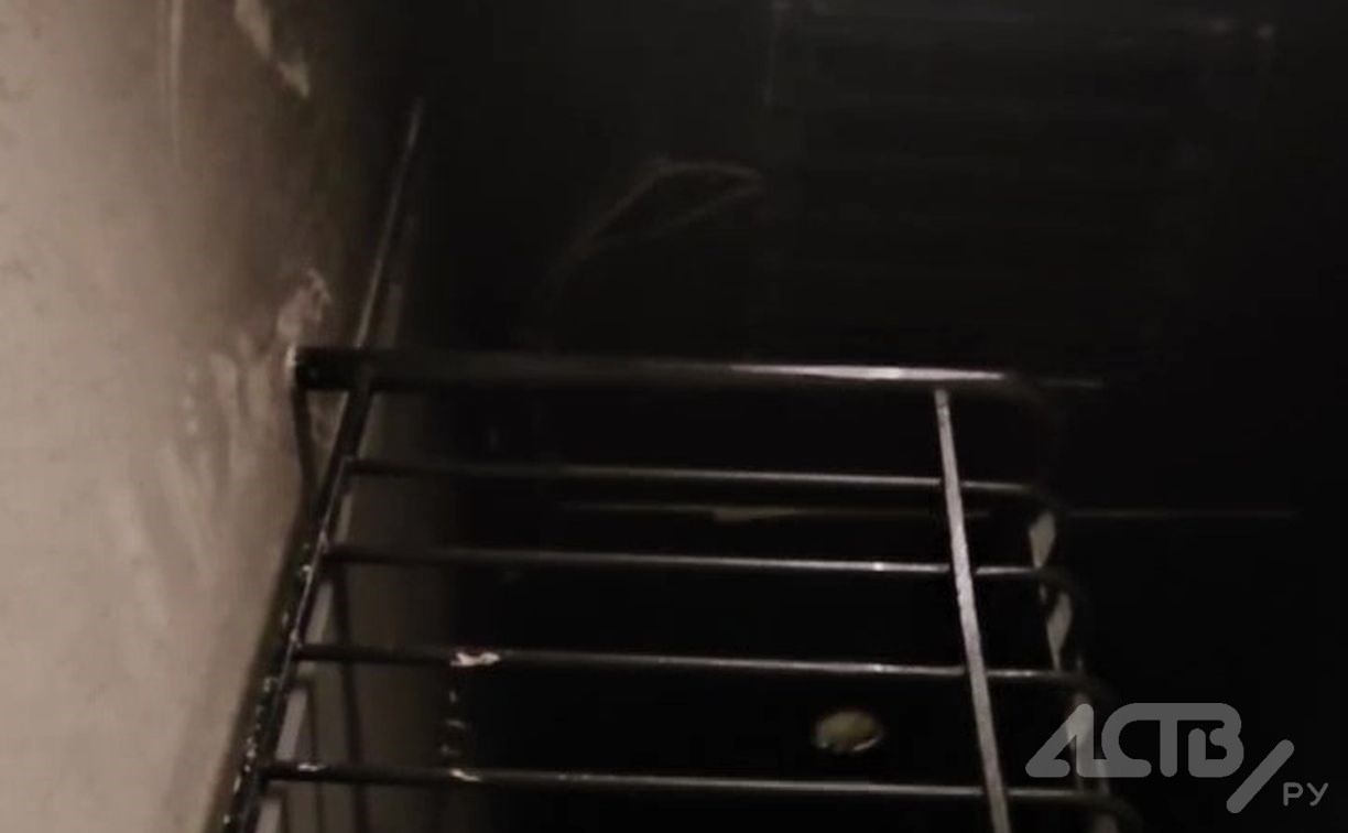 Специалисты УК обследуют сигнализацию, которая не сработала во время пожара в "Уюне" в Южно-Сахалинске