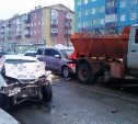 Две легковушки и грузовик столкнулись рано утром в центре Южно-Сахалинска