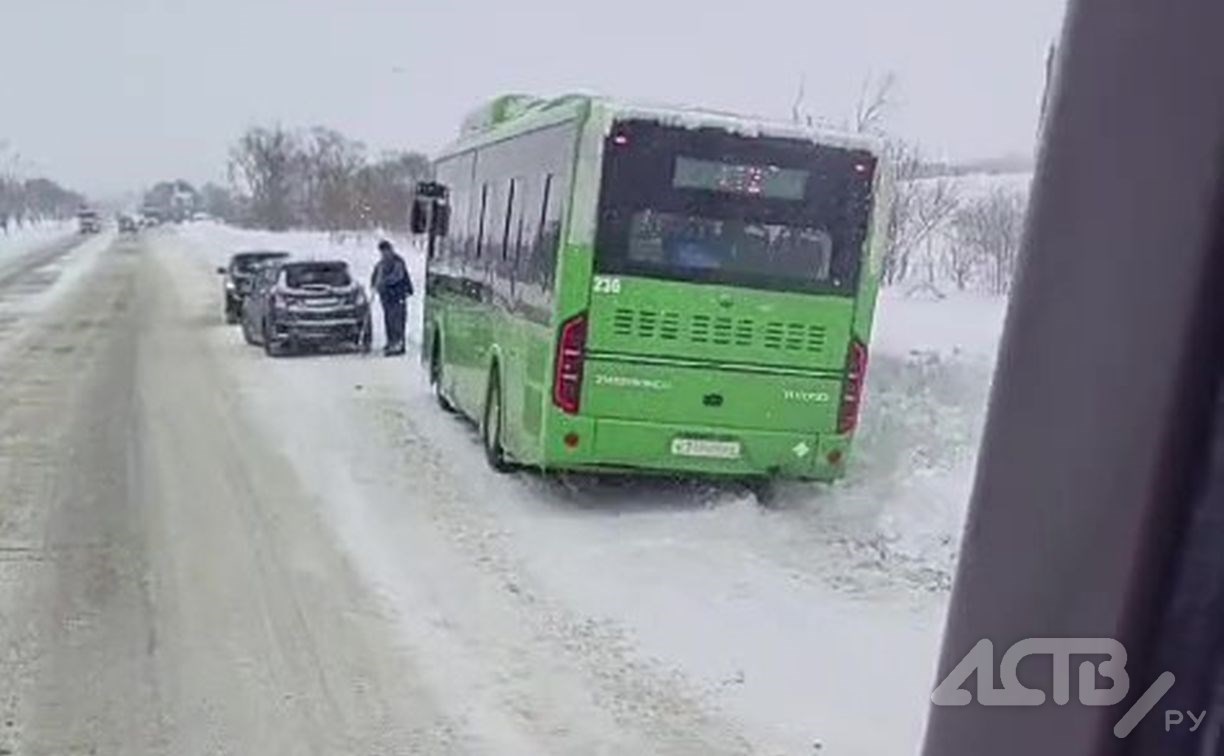 Автобус с пассажирами съехал с трассы на Сахалине