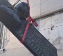 Со здания областного суда в Южно-Сахалинске сняли барельеф Павла Леонова