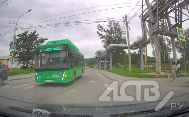 "Не видел сплошной": автобус в Южно-Сахалинске промчался по встречной полосе