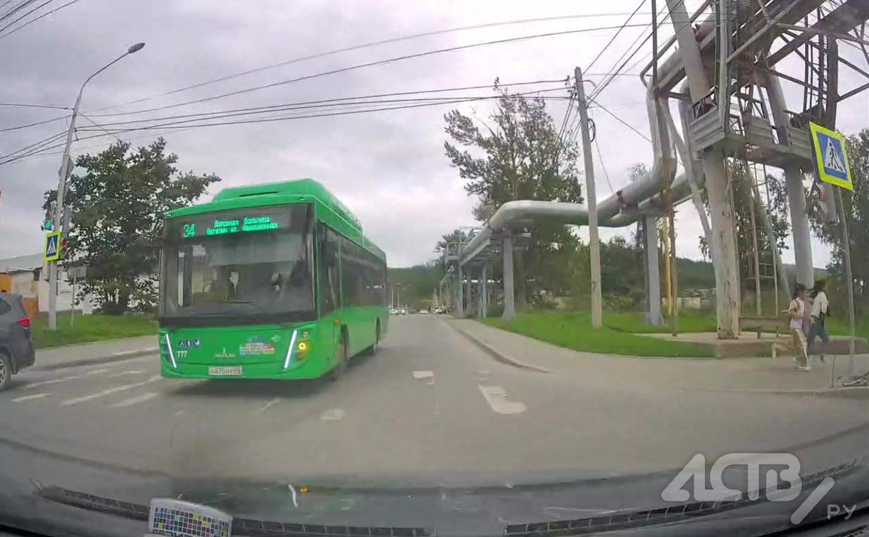 "Не видел сплошной": автобус в Южно-Сахалинске промчался по встречной полосе
