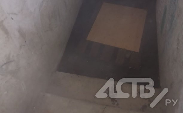Жильцы многоэтажки в Южно-Сахалинске готовятся встретить Новый год в "ледяной избушке"