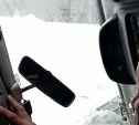 "Костян, я потрясён": сахалинец снял репортаж из перевернувшегося на охотской трассе авто