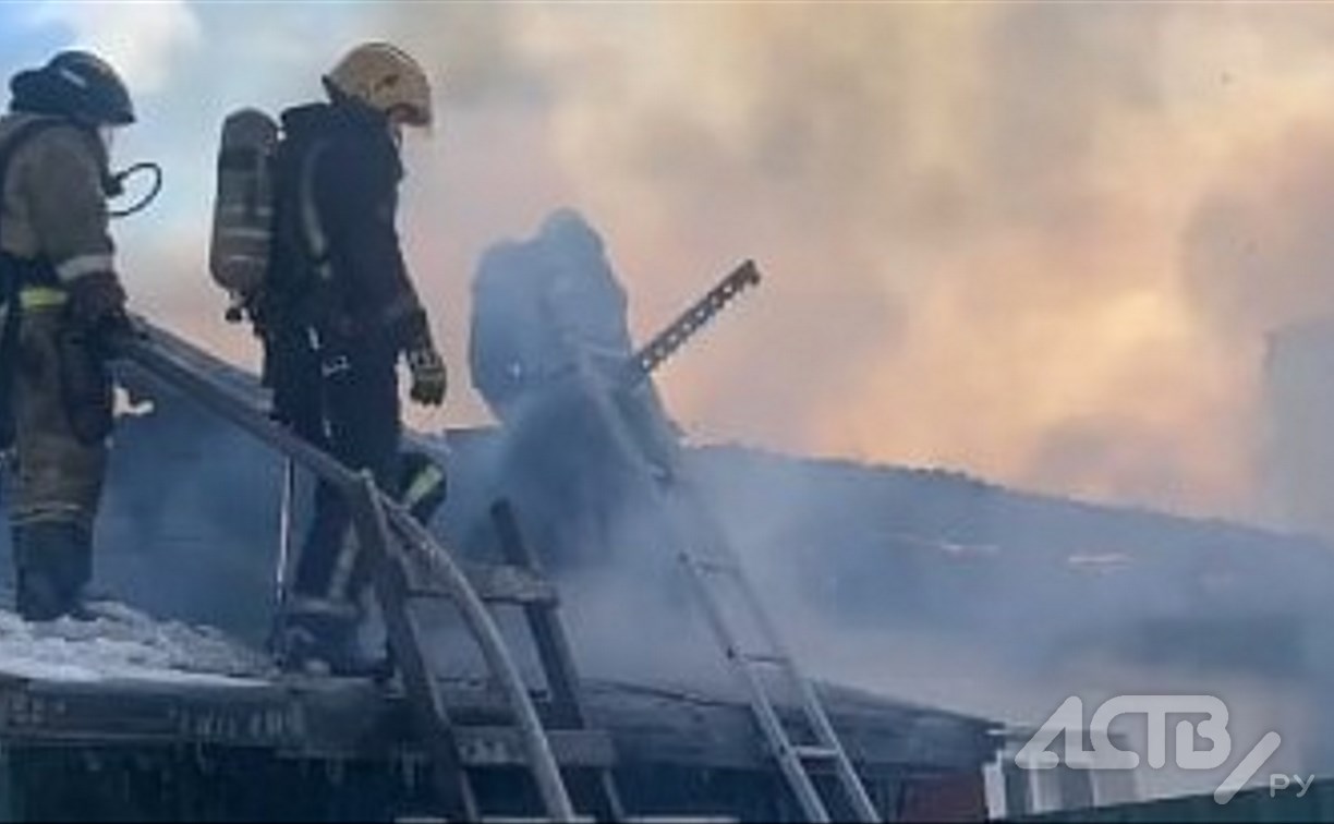 Люди эвакуировались сами: более 20 пожарных тушили дом на улице Армейской в Южно-Сахалинске