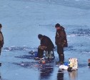 "Не рыбаки, а потребители": сахалинцы оставляют горы мусора на льду в популярных местах лова