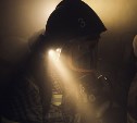 Ребенка и 7 взрослых спасли из задымленного подъезда холмские пожарные 