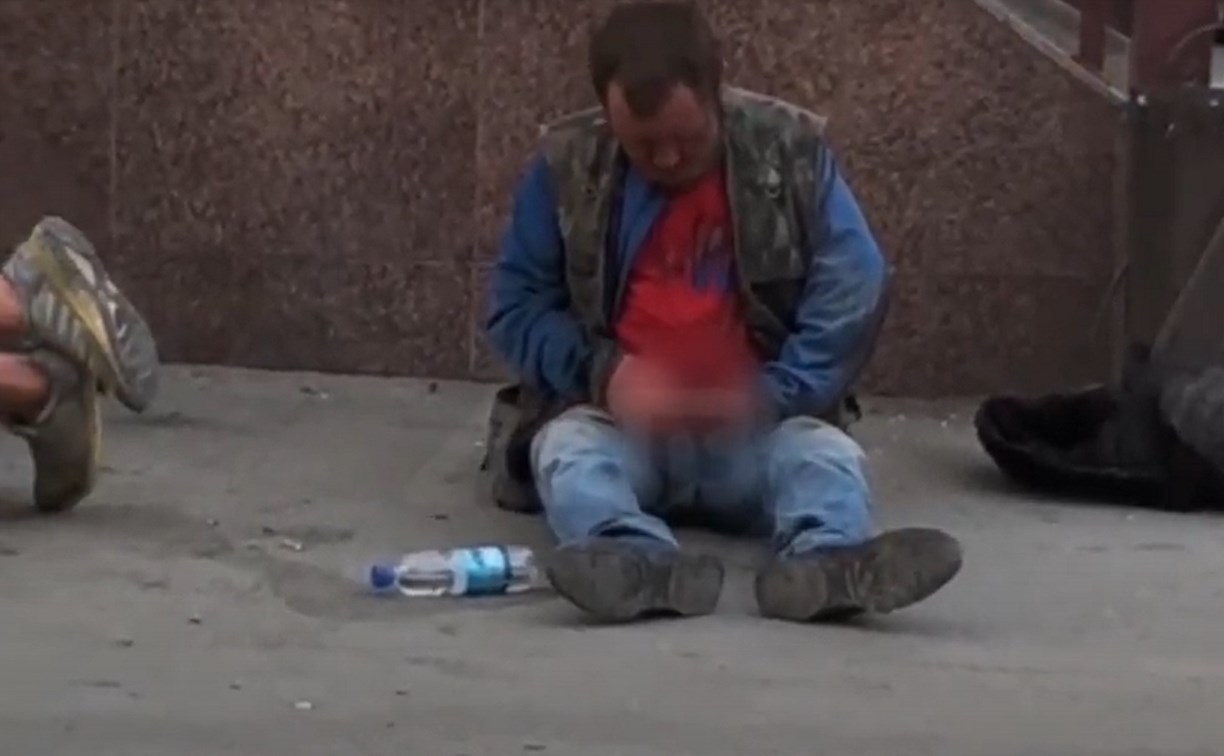 Бездомный возле сахалинского магазина прилюдно справил нужду, не стесняясь детей