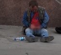 Бездомный возле сахалинского магазина прилюдно справил нужду, не стесняясь детей