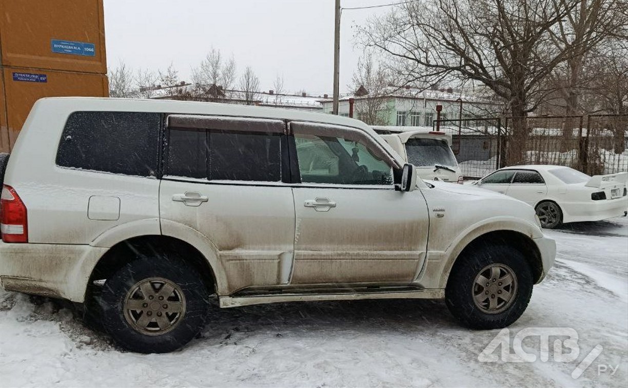 Автохамы паркуются на пешеходных дорожках в Южно-Сахалинске и Луговом