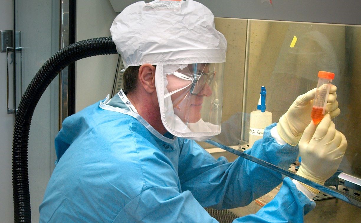 Вспышка лихорадки Эболы в Уганде: риски завоза опасной инфекции купируют в России
