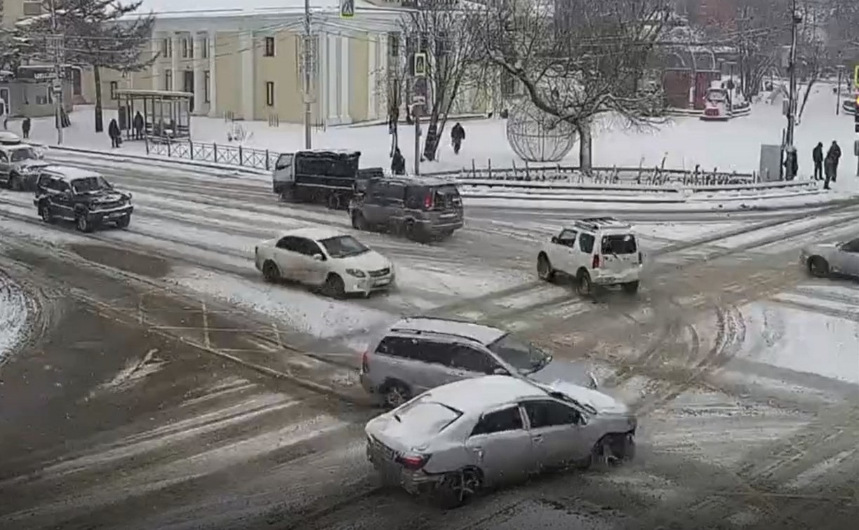 Автомобилист в Южно-Сахалинске попытался проскочить на красный и спровоцировал ДТП 