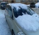 Огромная снежная глыба, упавшая с крыши дома в Южно-Сахалинске повредила автомобиль  