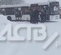 "Развернуло и отбросило в кювет": пассажирский автобус в метель попал в ДТП в Южно-Сахалинске