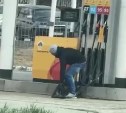 Странное на заправке "Роснефть" в Южно-Сахалинске: мужчина "доил" бензин со шланга на пустой колонке