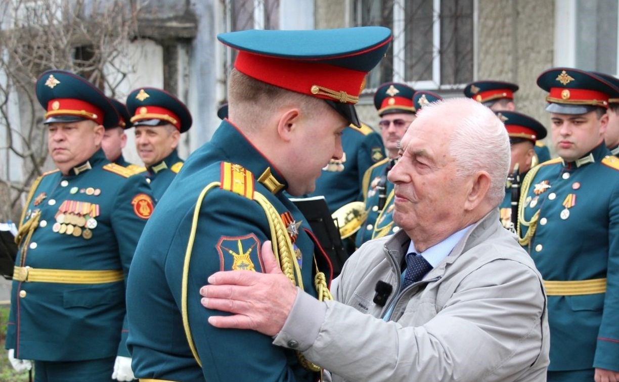 Военнослужащие на Сахалине провели мини-парады и поздравили ветеранов Великой Отечественной Войны