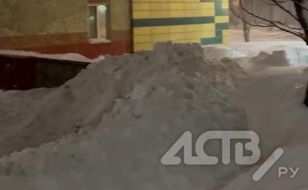 В Южно-Сахалинске во время расчистки снег с одного двора сгребли в другой: жильцы спорят