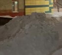 В Южно-Сахалинске во время расчистки снег с одного двора сгребли в другой: жильцы спорят