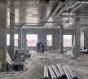 Стены и потолки забетонировали в новом здании поликлиники в Углегорске