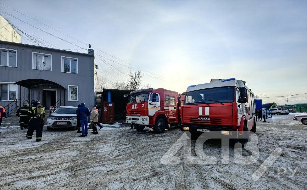 Пожар в подвале офисного здания тушат в Южно-Сахалинске