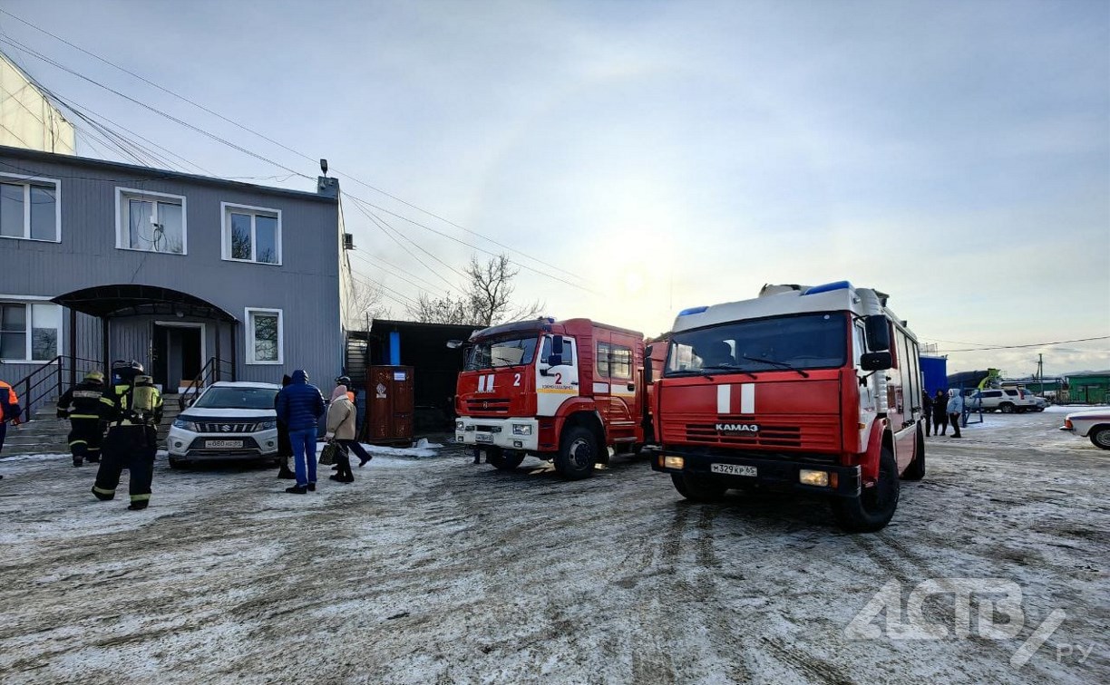 Пожар в подвале офисного здания тушат в Южно-Сахалинске