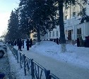 Городской суд Южно-Сахалинска оцепили сотрудники оперативных служб