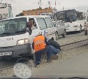 В железнодорожный "капкан" попал микроавтобус в Южно-Сахалинске