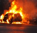 Два автомобиля тушили пожарные ночью в Поронайске 