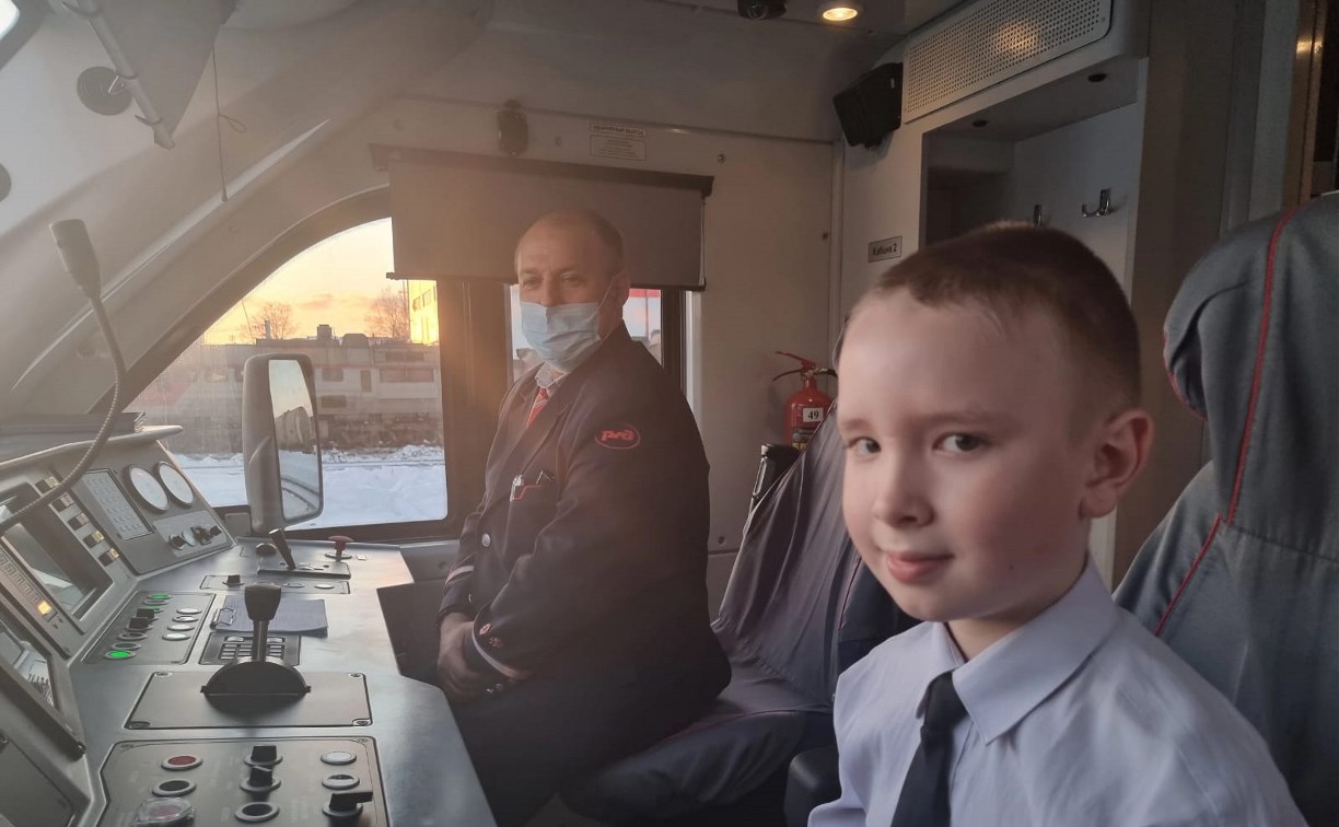 Десятилетний мальчик из Охи на день стал машинистом рельсобуса 