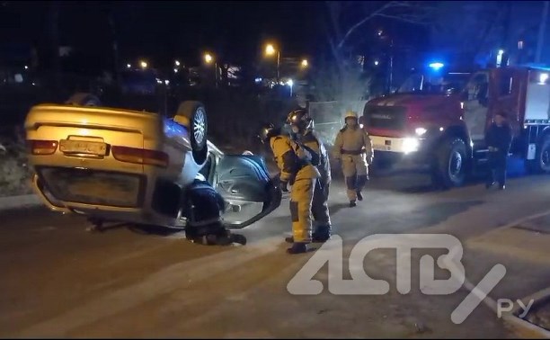Автомобиль опрокинулся на крышу в результате жёсткого ДТП в Корсакове