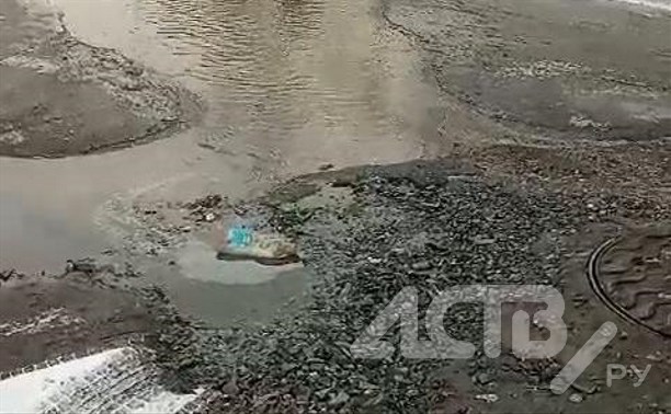 "Морозы пойдут, будет коллапс": вода из канализации вытекает на проспект Мира в Южно-Сахалинске 
