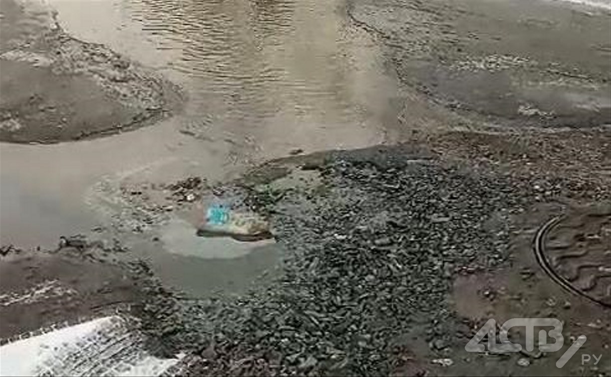 "Морозы пойдут, будет коллапс": вода из канализации вытекает на проспект Мира в Южно-Сахалинске 