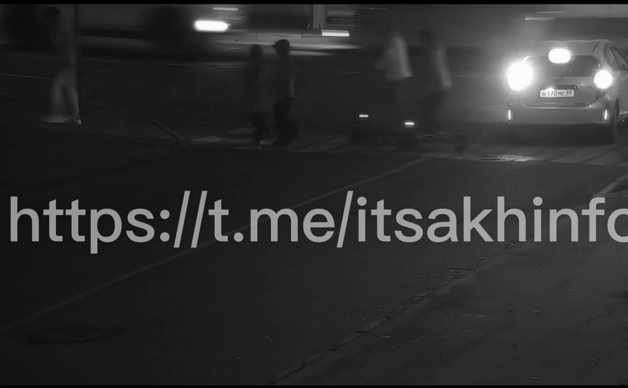 "Двигались с высокой скоростью": видео наезда электросамокатчиков на людей в Южно-Сахалинске