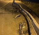 В Южно-Сахалинске ищут очевидцев ДТП, в котором снесли дорожное ограждение 