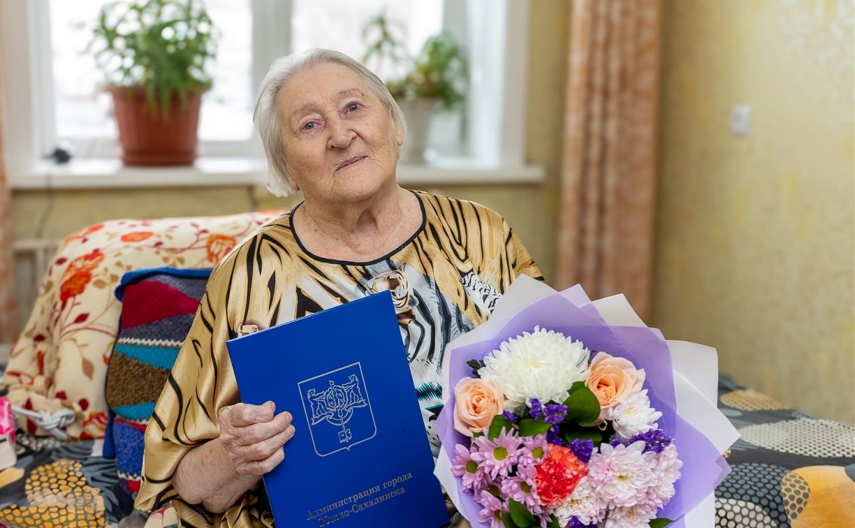 Ветеран труда в Южно-Сахалинске отметила 93-й день рождения 