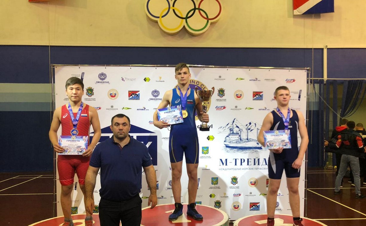 Сахалинские борцы завоевали медали всех достоинств на всероссийском турнире