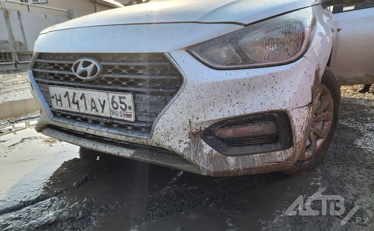 Таксист заехал за сахалинцами во Владимировку, влетел в яму и повредил бампер машины