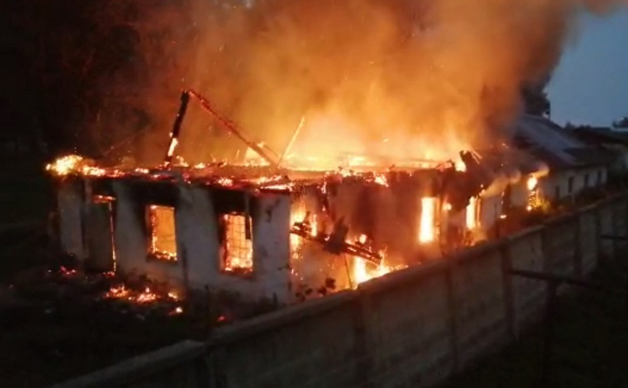 Горящее здание на улице Тихоокеанской потушили в Южно-Сахалинске