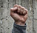 Сломал сигареты и избил дежурного инспектора: осуждённый на Сахалине вновь предстанет перед судом