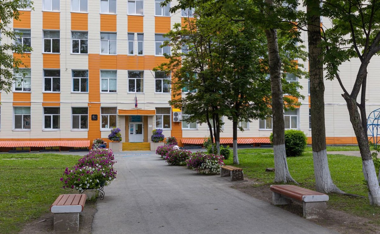 В Южно-Сахалинске продолжается благоустройство территорий и ремонт помещений учреждений образования