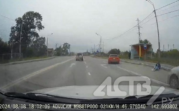 "Была в сильном шоке": момент наезда автомобиля на женщину попал на видео в Южно-Сахалинске