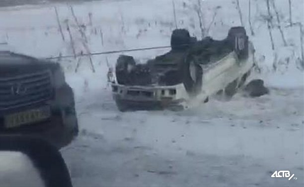 На въезде в Новоалександровск перевернулся внедорожник