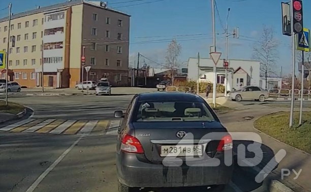 Безбашенный самокатчик рисковал попасть под колёса авто в Долинске
