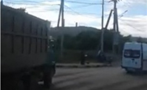 Большегруз и мотоцикл столкнулись в Углегорске