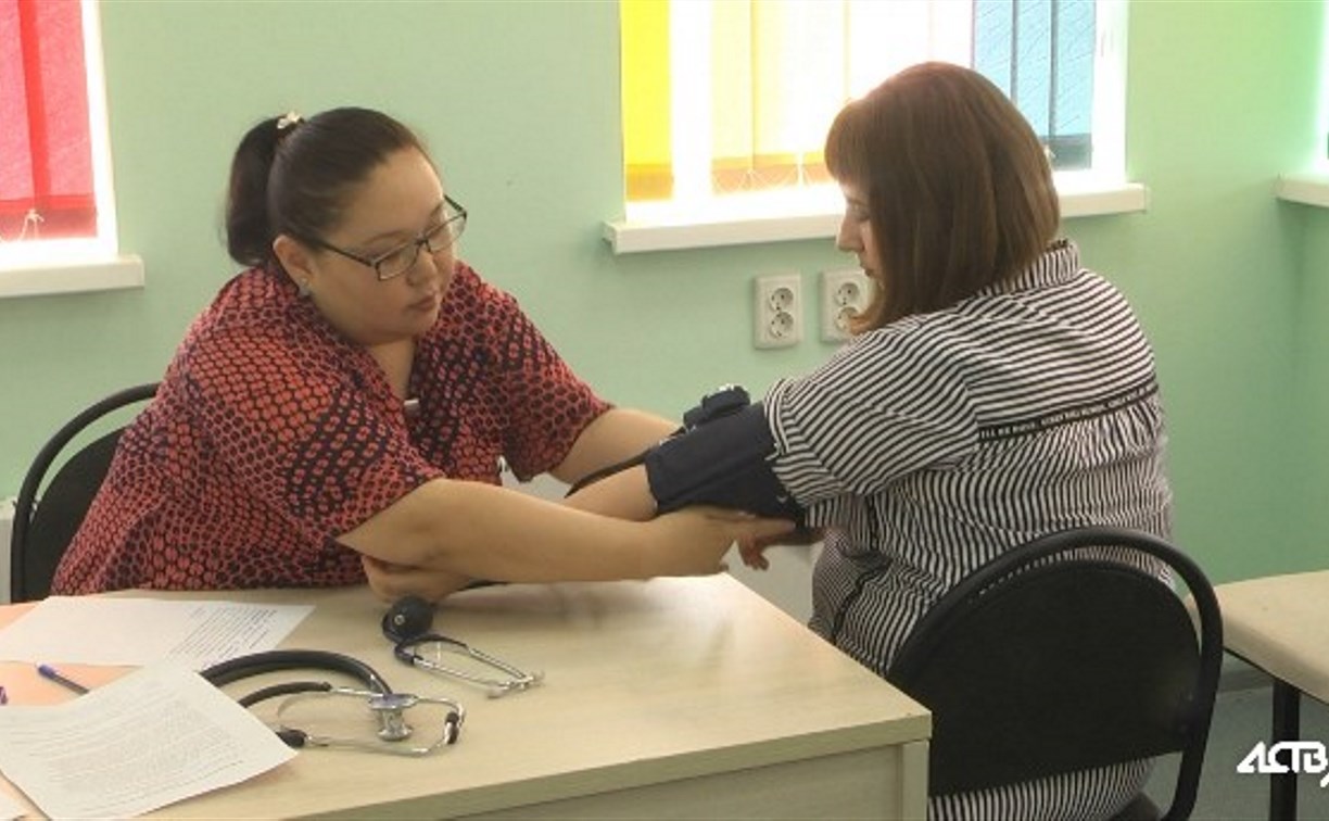 Медикам пяти сахалинских больниц вернут положенную доплату