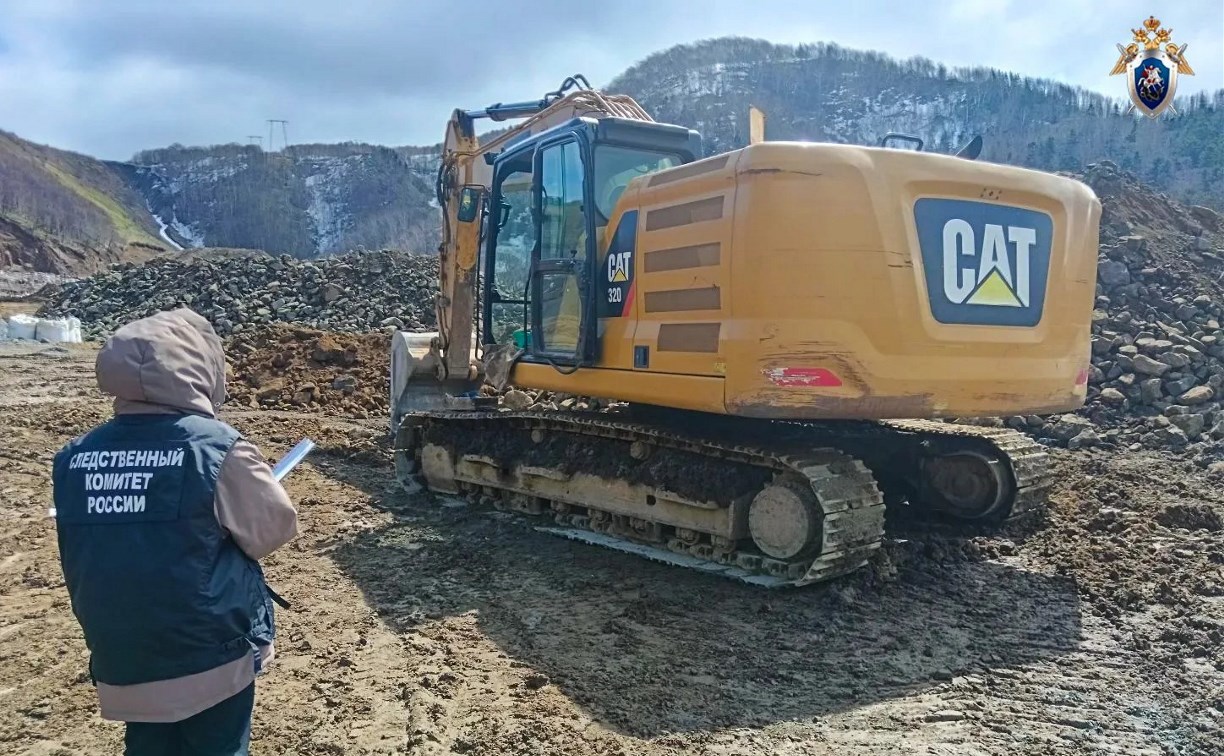 Мёртвого мужчину обнаружили в экскаваторе на трассе в Холмском районе