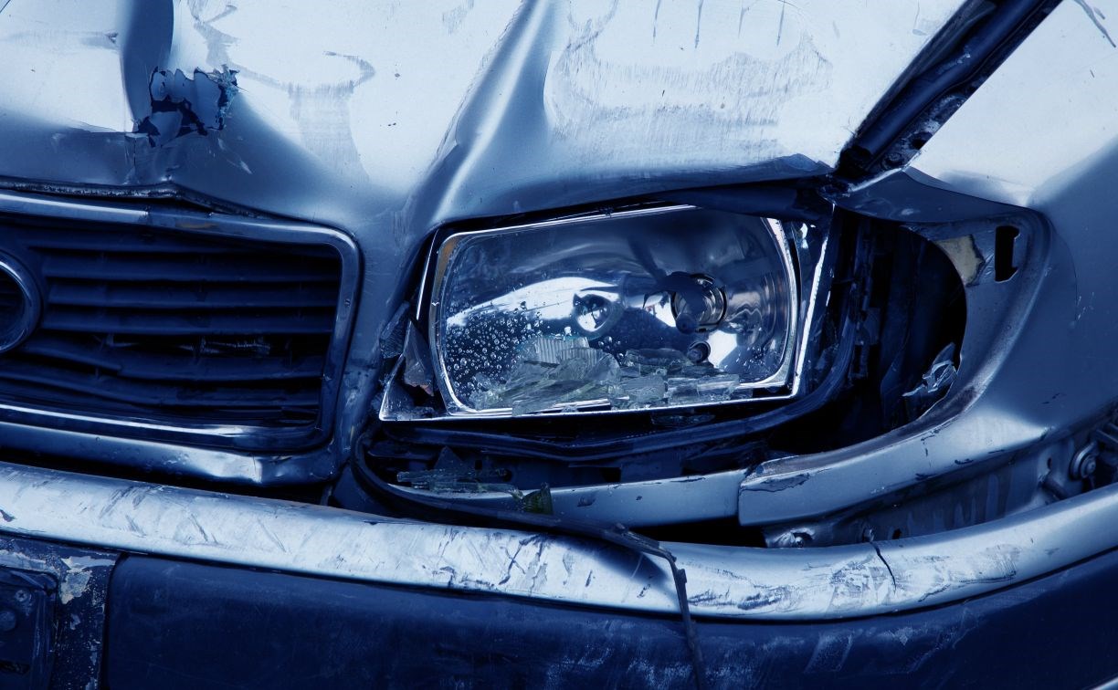 Молодой автомобилист разбил припаркованный внедорожник и наехал на 46-летнюю сахалинку