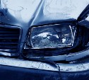 Молодой автомобилист разбил припаркованный внедорожник и наехал на 46-летнюю сахалинку