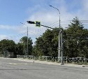 Новые светофоры начали ставить на корсаковской трассе